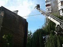 В горящем и расселённом доме в Калининграде жили люди (видео)