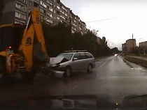 Появилось видео ДТП с трактором в бывшем Балтрайоне Калининграда