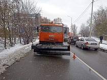 В Калининграде снегоуборщик подмял встречного пешехода