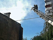 Пожарные спасли человека из квартиры с горящими тряпками