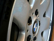 Студент техникума решил удивить друзей и выбил лобовое стекло чужого «БМВ»