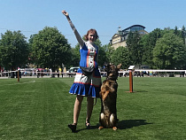 Кинолог со служебной собакой поздравила пограничников танцем под Ваенгу