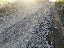 Власти Зеленоградска оправдали засыпку дороги камнями
