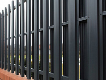 Домработница продала забор у особняка хозяев 