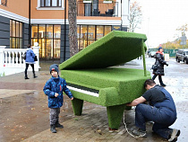 В Светлогорске зазвучал рояль из травы