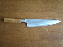 Женщина-охранник угрожала убить соседку, размахивая ножом и пистолетом