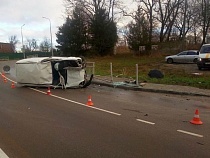 В Пятидорожном микроавтобус врезался в ограждение, есть пострадавшие