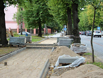 К середине сентября планируют завершить капремонт тротуара на улице Тельмана