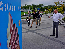 Ларёк с мороженым “испохабил” Ярошуку вид на Верхнее озеро