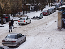 Уборке городских улиц мешают припаркованные на обочинах автомобили 