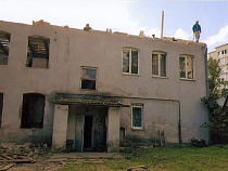 В Калининграде на ул. А. Невского разбирают дом с живущими в нём людьми