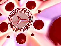 Дама на «Мерседесе» покарала мужчину на велосипеде за неуступчивость