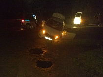 “Яндекс такси” не вписалось в поворот и теперь в канаве - очевидец