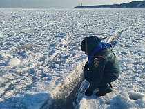 В Пионерском на льду нашли жуткую трещину в 1 км