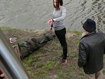 Молодая мамочка из Гусева вытащила из реки труп мужчины