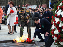 Алиханов, Оргеева и Кропоткин возложили цветы к Вечному огню (фото)