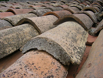 В Немане управляющая компания отказалась ремонтировать протекающие крыши