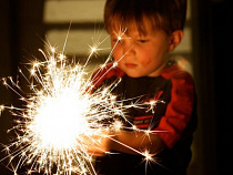 Новогодние игрушки, свечи и хлопушки