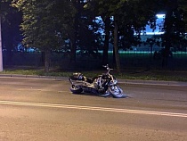 Пассажир мотоцикла без шлема пострадала от падения на улице Невского