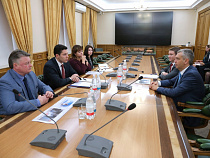 Алиханов предложил проверить аукционы “РТС-тендер” на москвичах