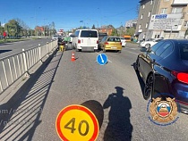 На Гагарина в Калининграде микроавтобус сбил скутер курьера еды