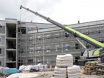 Алиханов признал «локальные отставания» на стройке онкоцентра