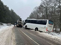 Автобус с туристами из Москвы «скинули» на обочину на Куршской косе