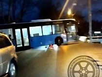 В Калининграде автобус полностью перекрыл проезд по улице 