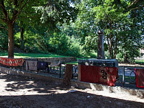 На памятнике героям Гросс-Егерсдорфа под Черняховском сушат ковры