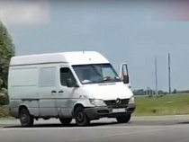 «Что за шиза?» В Калининграде водители ехали с распахнутыми дверями из-за жары (видео)