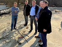 Пеньковое озеро в Калининграде всосало исполнителя