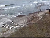 Из-под Зеленоградска откачивают воду в море и в залив