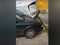 В Балтийске длинномер закинул фургон на припаркованные автомобили (видео)