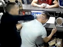 В Калининграде пьяный полицейский напал на бармена