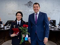 Алиханов наградил мисс-полицию региона медалью