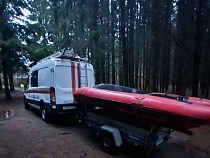 В Калининградском заливе в шторм перевернулась лодка с тремя рыбаками 