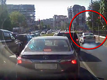 Опубликовано видео погони ГИБДД за машиной, проехавшей на красный