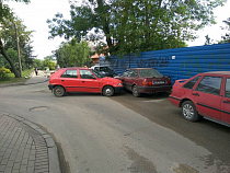 «Шкода» без водителя врезалась в «Ауди» у поликлиники в Калининграде