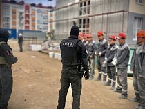 Калининградские силовики устроили маски-шоу перед гастарбайтерами