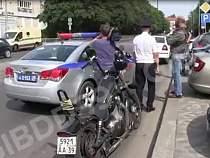 «Ехал криво»: мотоциклист не заметил пешехода (видео)