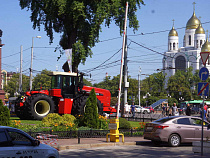 У ТЦ «Европа» в Калининграде ночью поставили шестиколёсный трактор