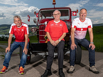 Три швейцарца, отправившихся на ЧМ-2018 на тракторе, проехали Потсдам