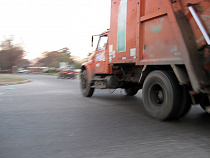 Дочери погибшей под колесами мусоровоза пенсионерки отсудили 1 млн рублей