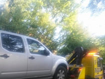 Приставы четыре часа уговаривали калининградца покинуть арестованный автомобиль