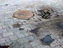 В Калининграде проваливается тротуар, который не успели украсть