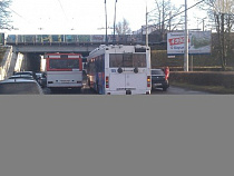 В Калининграде столкнулись автобус и троллейбус