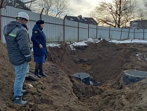На стройке в Калининграде на рабочего упал ковш экскаватора