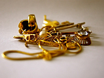 На Орудийной мужчина сорвал золотую серьгу из уха 70-летнего пенсионера