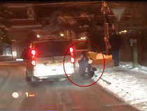 На перекрёстке улицы Герцена и 2-й Богатырской в Калининграде на бордюре избили мужчину (видео)