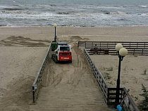 В Янтарном после шторма расчищают променад от песка (видео)